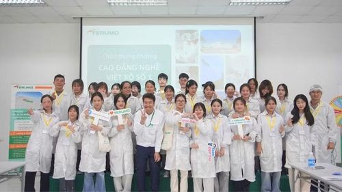 Công ty Honda Việt Nam trao tặng học bổng cho HSSV nhân dịp tặng 5 xe máy cho Nhà trường.
