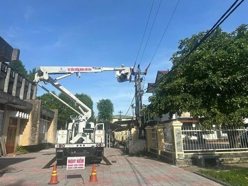 Phối hợp đội Hotline tiến hành thay thế máy biến áp tại trạm biến áp Nam Đông 1. (Nguồn: Điện lực Huế)