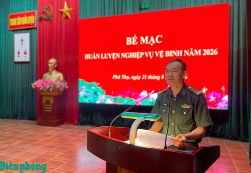 Trung tá Phạm Minh Sơn, Phó Chỉ huy trưởng Trung tâm Huấn luyện Bộ đội Biên phòng, phát biểu bế mạc Khóa huấn luyện nghiệp vụ vệ binh năm 2026. Ảnh: Nguyễn Hào