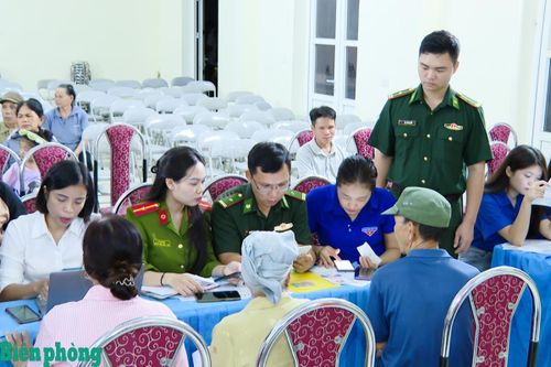 Cán bộ Đồn Biên phòng cửa khẩu Tén Tằn phối hợp với các lực lượng hướng dẫn người dân cài đặt, sử dụng VNeID và các tiện ích số tại Nhà văn hóa khu phố Tén Tằn, xã Mường Lát. Ảnh: Hải Chuyền