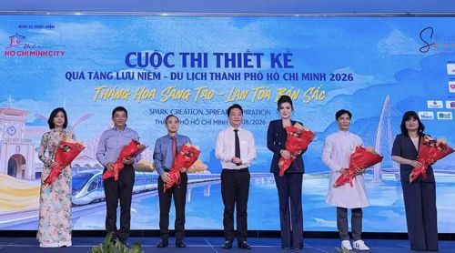 Ban tổ chức tặng hoa cho các thành viên Ban giám khảo cuộc thi. Ảnh: BTC