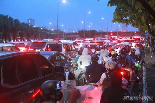 Tại nút giao Lê Quang Đạo - Đại lộ Thăng Long, hàng dài ô tô, xe máy phải chờ qua đèn đỏ.