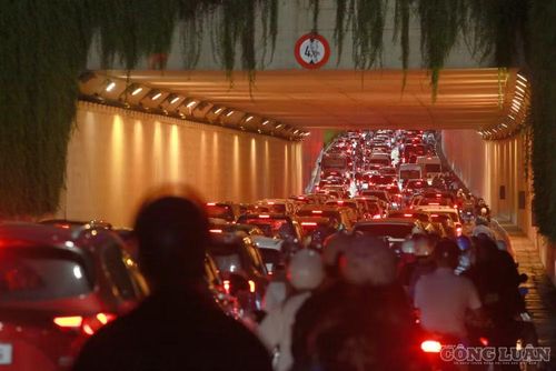 Ô tô, xe máy chỉ có thể nhích từng chút một trong khu vực hầm.