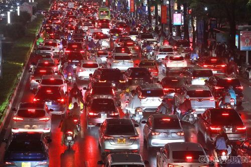 Nhiều người tỏ ra mệt mỏi khi mắc kẹt giữa dòng xe ùn ứ, chỉ có thể di chuyển từng chút một dưới trời mưa. Một người dân di chuyển trên đường Trần Duy Hưng cho biết mưa lớn đúng thời điểm tan tầm khiến việc đi lại khó khăn hơn nhiều. "Mưa rất to, đường lại đông nên xe gần như không thể đi nhanh. Có những đoạn phải đứng chờ khá lâu mới nhích được", người này cho hay.