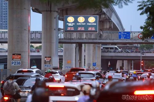 Tại đường Hồ Tùng Mậu, khoảng 18h30, phương tiện ùn ứ dọc tuyến. Trên bảng điện tử giao thông, nhiều tuyến đường liên tục hiển thị dòng chữ màu đỏ, kèm cảnh báo "mật độ rất cao".