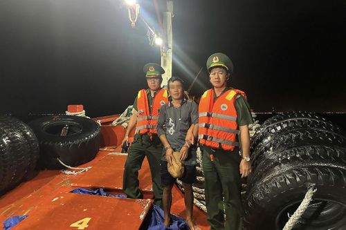 Đối tượng Võ Văn Vũ bị bắt giữ khi đang lẩn trốn trên tàu cá. Ảnh: Quốc Toàn