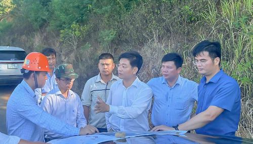 Lãnh đạo tỉnh Quảng Ngãi kiểm tra tiến độ thực hiện các dự án tái định cư tại KKT Dung Quất (ảnh Vân Anh)