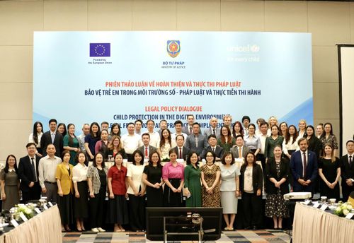 Các đại biểu chụp ảnh lưu niệm.