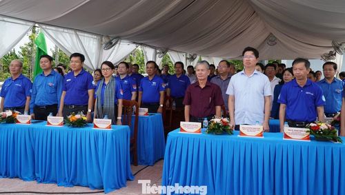 Lãnh đạo Đại học Quốc gia TPHCM và tỉnh Đồng Tháp cùng sinh viên tình nguyện tham dự lễ kết nạp Đảng cho sinh viên tại Đồng Tháp. Ảnh: Hòa Hội