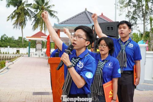 Tân Đảng viên tuyên thệ dưới cờ Đảng, chân dung Bác Hồ.