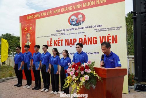 Tân đảng viên nghe dặn dò từ lãnh đạo Nhà trường.