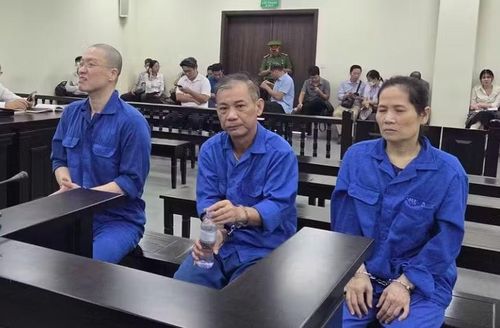 Bị cáo Hoa Hữu Long (ở giữa) và vợ Cao Thị Kim Loan, cùng đồng phạm.