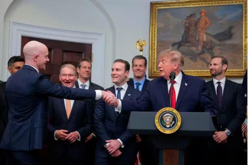 Tổng thống Mỹ Donald Trump bắt tay CEO Brian Armstrong của Coinbase khi phát biểu trước các lãnh đạo doanh nghiệp tiền điện tử tại Nhà Trắng, ngày 19/8. (Ảnh: Reuters)