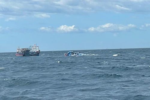 Tàu cá GL-99322-TS bị phá nước, chìm dần ngoài khơi.