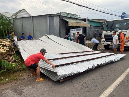 Chính quyền địa phương phối hợp các lực lượng hỗ trợ người dân khắc phục thiệt hại do mưa dông gây ra.