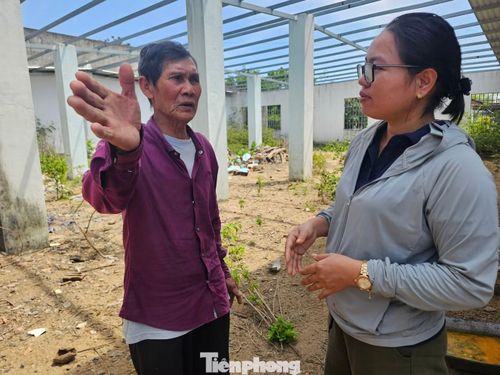 Ông Ấn (bìa trái) chia sẻ về khu đất nhiều năm chưa làm được sổ đỏ.