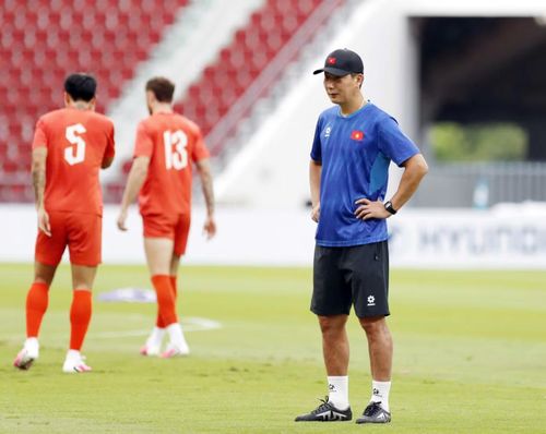 Nếu đưa đội tuyển Việt Nam bảo vệ thành công ngôi vô địch ASEAN Cup 2026, HLV Kim Sang-sik sẽ vượt qua hẳn chiếc bóng của người tiền nhiệm đồng hương Park Hang-seo trước đây. Đội tuyển Việt Nam hiện vẫn kéo dài mạch bất bại dưới thời ông Kim Sang-sik.