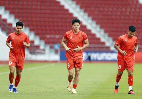 Nguyễn Đình Bắc được chấm điểm cao ở ASEAN Cup 2026 với 5 bàn thắng. Tiền đạo Công an Hà Nội thể hiện khát khao chiến thắng mãnh liệt, được HLV Kim Sang-sik đánh giá cao. Ông Kim Sang-sik cho rằng Đình Bắc có khả năng thi đấu ở cả châu Á và châu Âu.