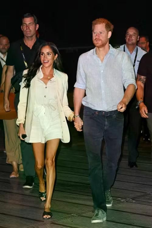 Harry và Meghan được cho là quyết định về Anh vì gặp vấn đề về tài chính. Ảnh: BackGrid