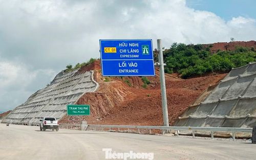 Việc mái taluy bị sạt lở, tràn đất đá xuống đường cao tốc đã xây dựng xong đang làm ảnh hưởng đến tiến độ thông xe đoạn từ trung tâm Lạng Sơn đi Chi Lăng dự kiến trong tháng 9/2026.