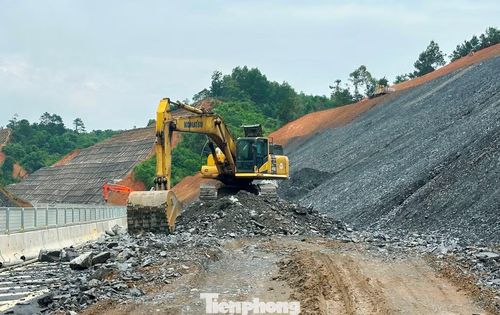 Đoạn đường dự án qua xã Chi Lăng, Lạng Sơn đã thi công xong bị đất đá sạt trượt xuống phong tỏa cả một chiều đường.