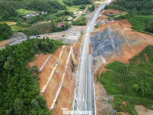 Các đơn vị thi công đang nỗ lực thi công lại các đoạn bị sạt trượt, đặt mục tiêu hoàn thành trong tuần tới để đảm bảo cho kế hoạch thông xe đoạn từ trung tâm Lạng Sơn đi Chi Lăng dự kiến trong tháng 9.