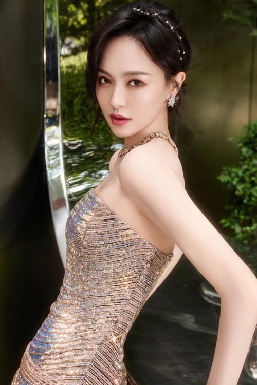 Quản lý Lý Đăng Khoa cho rằng Địch Lệ Nhiệt Ba không phải nguyên nhân dẫn đến tình bạn giữa Dương Mịch và Đường Yên rạn nứt. Cô đã bị oan suốt 10 năm.