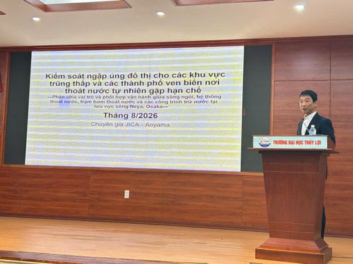 Ông Aoyama Yoshihiko - cố vấn trưởng dự án trình bày mô hình quản lý lưu vực sông tại Nhật Bản.