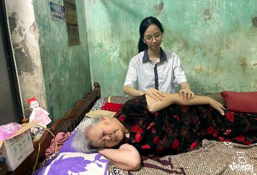 Bà Duyên tuổi đã già, thường xuyên đau ốm, giờ lo cho cháu lỡ ước mơ vào giảng đường đại học. Ảnh: Lê Dương