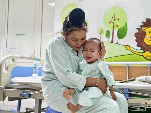 Mắc bệnh hiểm nghèo, hơn 4 năm qua bé Chuyên thường xuyên phải vào viện điều trị tốn kém khiến gia đình chị Đông không còn nguồn lực để chi phí phẫu thuật cho con