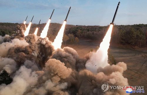 Triều Tiên phóng hàng loạt tên lửa đạn đạo tầm ngắn. Ảnh: Yonhap