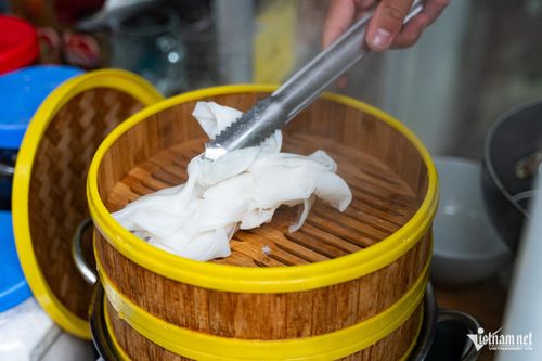 Món phở hấp lạ miệng ở phường Hai Bà Trưng, Hà Nội. Ảnh: Nguyễn Huy