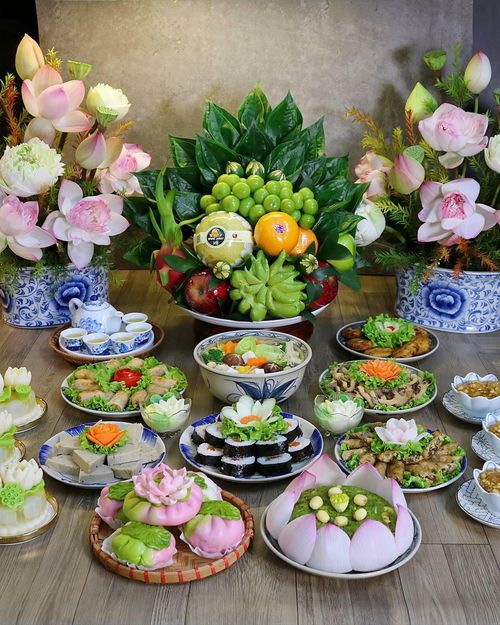 Mâm lễ cúng gia tiên và thần linh vào ngày Rằm tháng 7. Ảnh: Thu Huong Vu