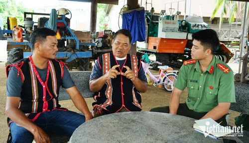 Lực lượng Công an xã Phú Thiện tiếp xúc, vận động ông Siu Phoar tham gia tuyên truyền người dân từ bỏ Tin lành Đê ga trở về sinh hoạt tôn giáo thuần tuý. Ảnh: Ngọc Thu