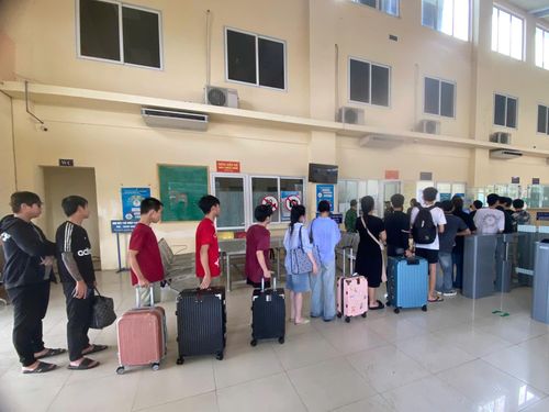 Cơ quan chức năng thực hiện các thủ tục tiếp nhận theo đúng quy định. Ảnh: CTV