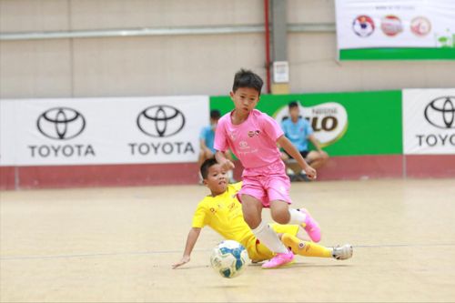 U9 SLNA thể hiện sự tự tin khi thực hiện hàng loạt pha qua người thành công trước U9 Hà Nội. Ảnh: Văn Hải