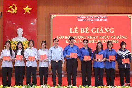 Thầy Nguyễn Hữu Danh luôn nhận được sự tin tưởng, tín nhiệm của tập thể cán bộ, giáo viên và học sinh.
