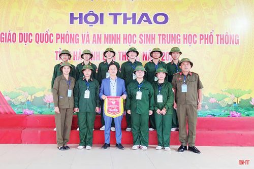 Dù ở cương vị nào, thầy Hồ Văn Việt (hàng đầu, thứ 3 từ trái sang) vẫn luôn "giữ lửa" nhiệt huyết vì sự nghiệp trồng người.
