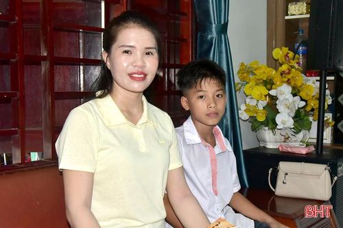 Chị Võ Thị Hoa Phượng (TDP Bắc Hà, phường Hải Ninh) chủ động tham gia BHYT cho các con để bảo vệ sức khỏe và tăng thêm điểm tựa an sinh cho gia đình.