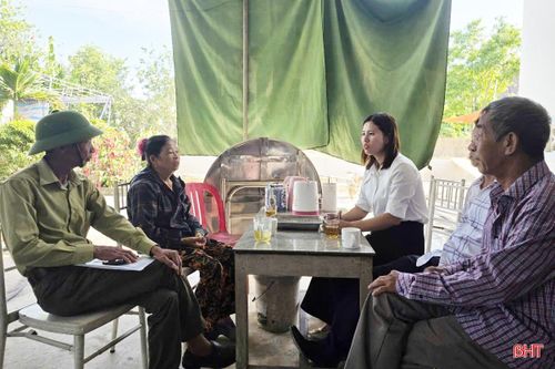 Bà Nguyễn Thị Minh (thứ 2, từ trái sang) trao đổi với lãnh đạo Ủy ban MTTQ xã, cán bộ thôn Phú Lộc về tiến độ xây dựng ngôi nhà.