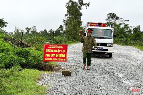 Công an xã Cẩm Trung tổ chức lực lượng chốt trực, hướng dẫn người dân và phương tiện đi theo tuyến đường khác đảm bảo an toàn.