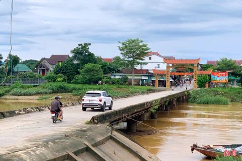 Phương tiện qua lại cầu tràn Phố Giang vào sáng 21/8.
