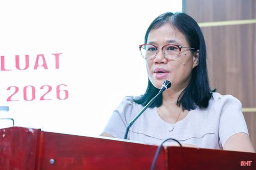 Bà Nguyễn Thị Thụy - Trưởng phòng đấu giá tài sản, giám định tư pháp, trọng tài, hòa giải thương mại, Cục Bổ trợ Tư pháp, Bộ Tư pháp trình bày các chuyên đề tại hội nghị