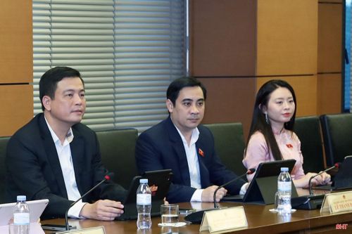 Các ĐBQH đoàn Hà Tĩnh tại phiên thảo luận chiều 21/8.