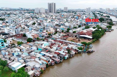 Hàng nghìn căn nhà tạm, bám sát mặt nước dọc theo tuyến đường Phạm Thế Hiển qua địa bàn phường Chánh Hưng chuẩn bị được di dời.