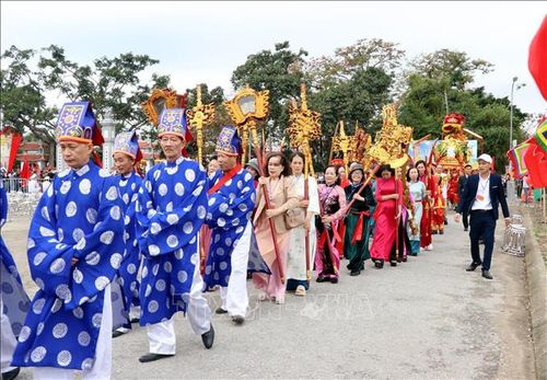 Nghi lễ rước truyền thống tại lễ khai hội truyền thống kỷ niệm 1088 năm chiến thắng Bạch Đằng và 1082 năm ngày mất của Đức vương Ngô Quyền. Ảnh: Mạnh Tú/TTXVN