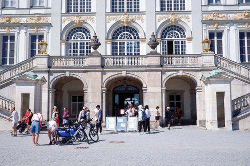 Kiến trúc mặt tiền cung điện Nymphenburg.