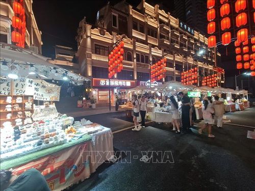 Hoạt động mua sắm, vui chơi và giải trí về đêm thu hút đông người dân và du khách tại thành phố Nam Ninh.