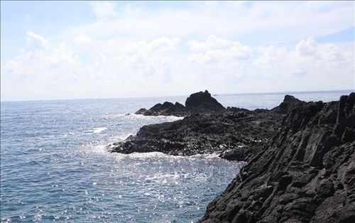 Những khối đá đen bazan, đá ong là vết tích nham thạch phun trào hàng triệu năm tại Hòn Nhàn.