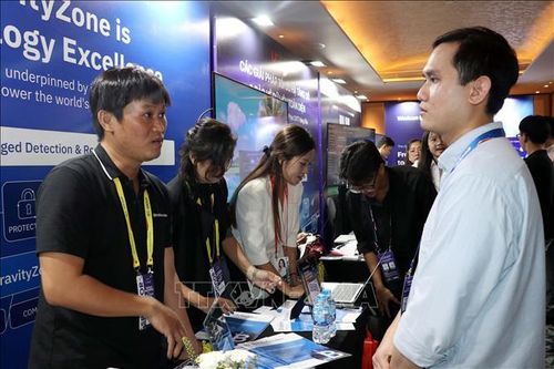 Đại biểu tìm hiểu các giải pháp được trưng bày tại triển lãm. Ảnh: Tiến Lực/TTXVN
